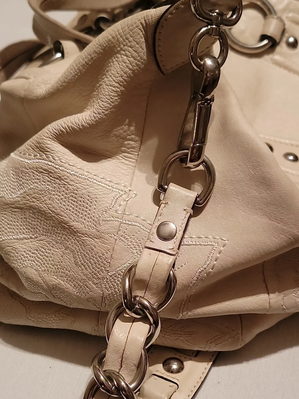 COACH Cream Leather Shoulder Bag with Signature Horse-and-Carriage Emblem
